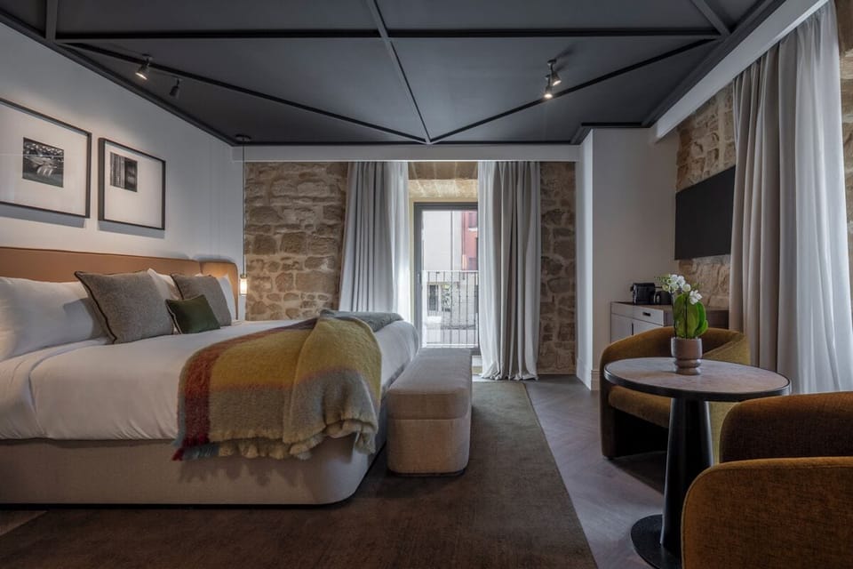 Deluxe Room | In-room safe, desk, laptop workspace, soundproofing