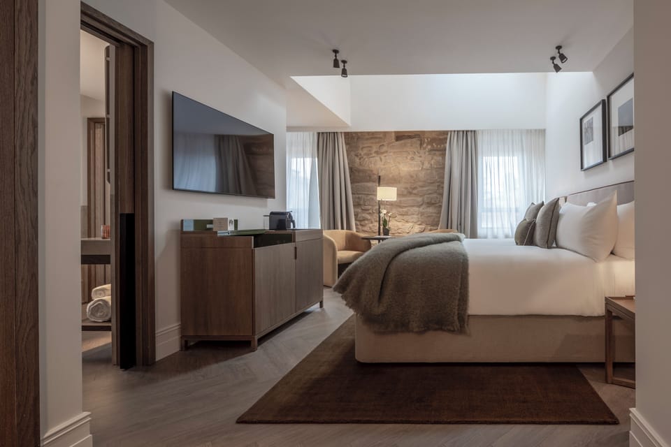 Junior Suite | In-room safe, desk, laptop workspace, soundproofing