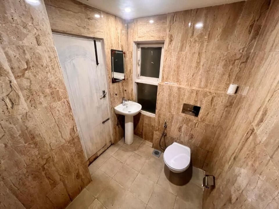 Free toiletries, toilet paper