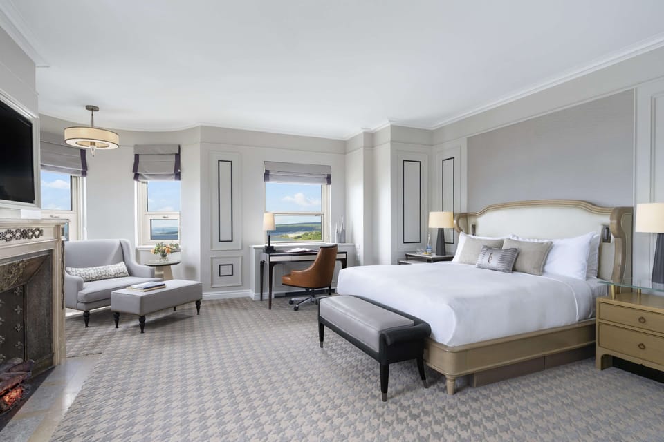 Fairmont Gold King, Signature Suite | Premium bedding, down comforters, pillowtop beds, minibar