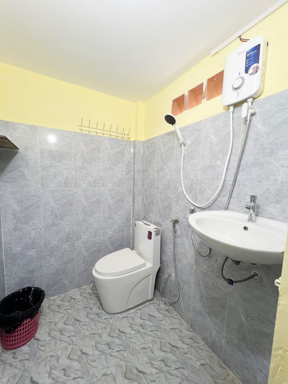 Basic Room | Bathroom | Shower, towels, toilet paper