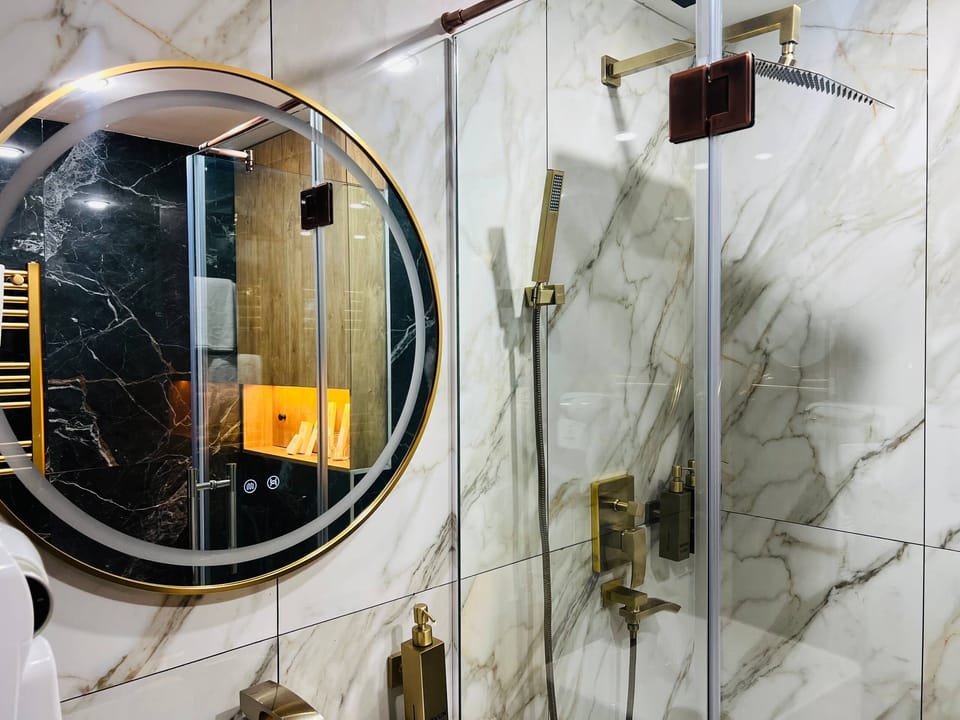 Deluxe Room, Balcony, City View | Bathroom | Hair dryer, slippers, towels, soap