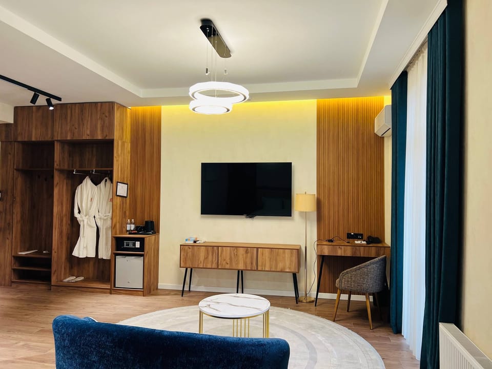 Luxury Room, Balcony, City View | Living area
