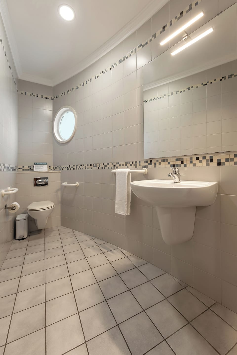 Family Room | Bathroom | Hair dryer, towels, soap, shampoo
