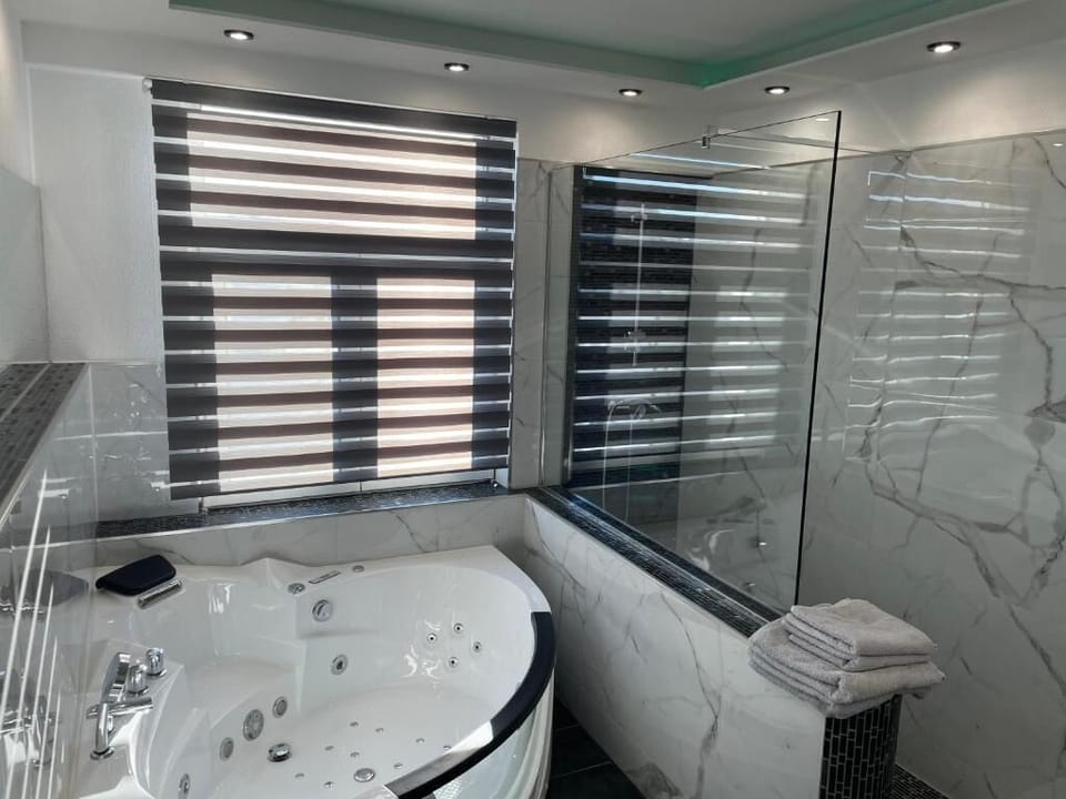 Double Room | Bathroom