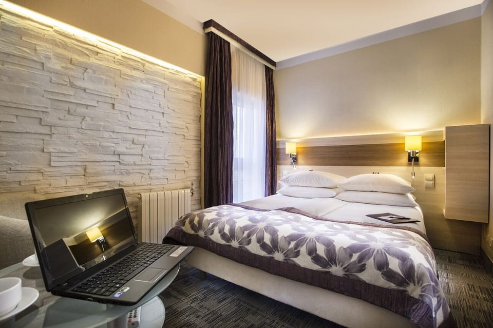 In-room safe, soundproofing, iron/ironing board, free WiFi