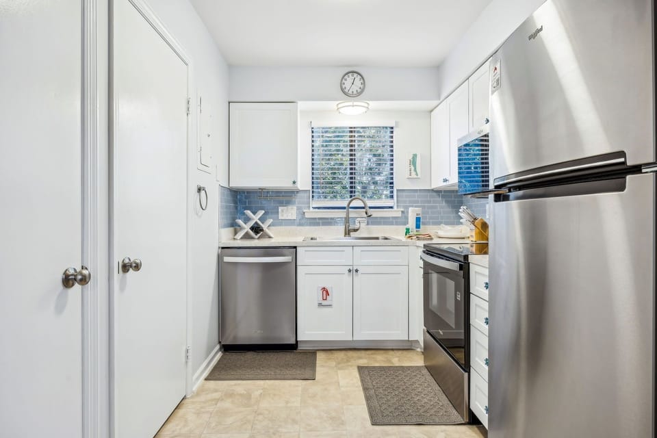 Condo, 2 Bedrooms | Private kitchen | Fridge, oven, coffee/tea maker