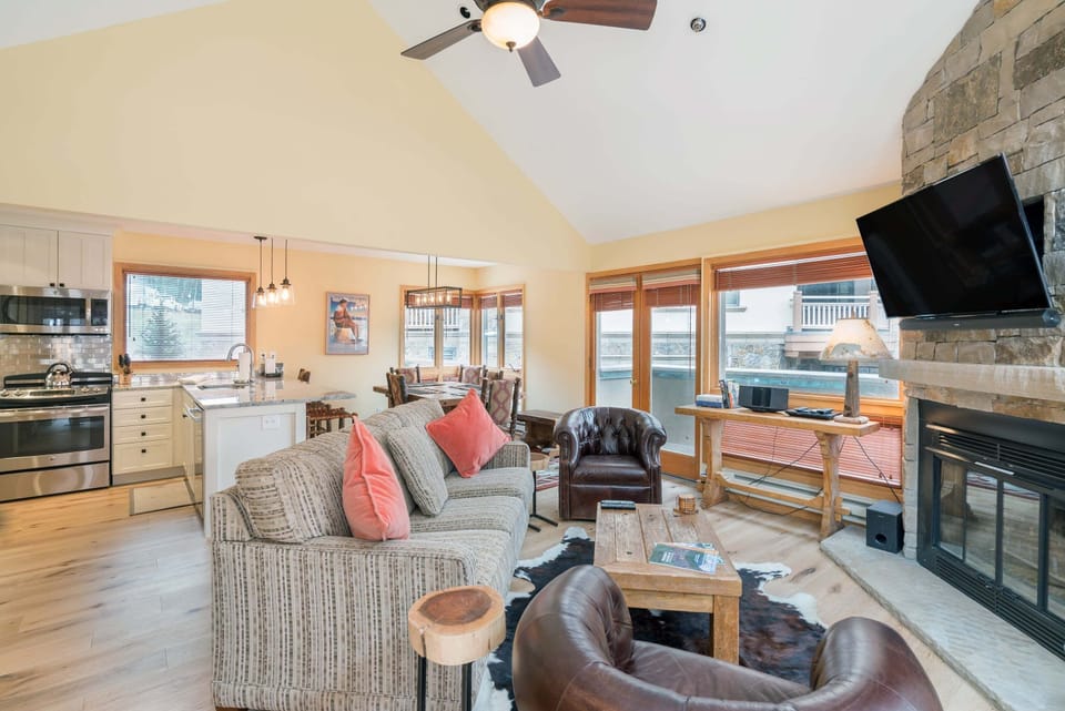 Condo, 3 Bedrooms | Living area
