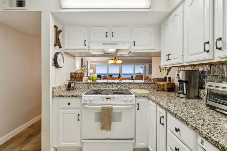 Condo, 3 Bedrooms | Private kitchen | Coffee/tea maker, fridge, oven