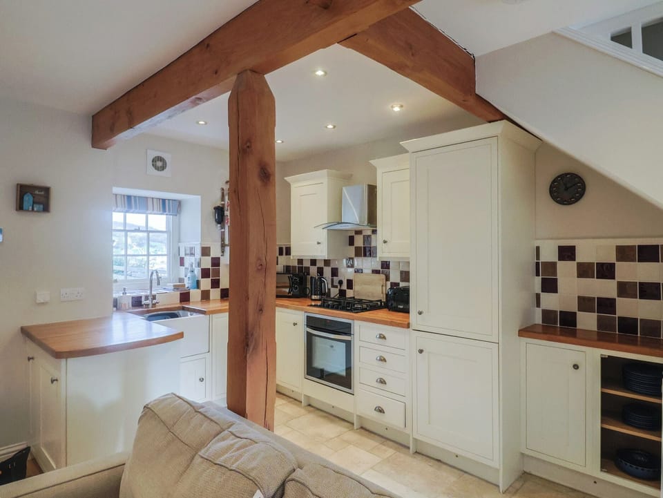 Cottage | Private kitchen | Dishwasher, cookware/dishes/utensils