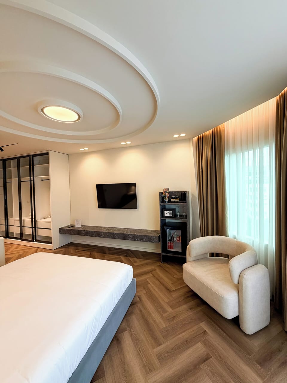 Suite 902 | Hypo-allergenic bedding, minibar, soundproofing, free WiFi