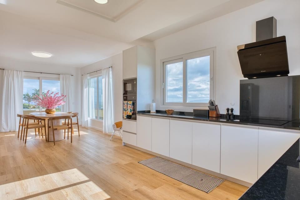 Deluxe Townhome, Mountain View | Private kitchen | Fridge, microwave, oven, stovetop