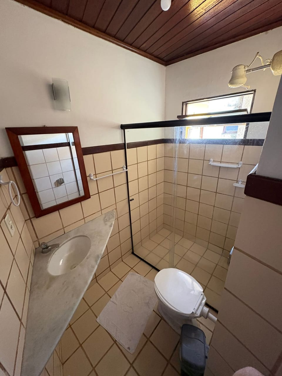 Standard Triple Room | Bathroom | Shower, towels, toilet paper