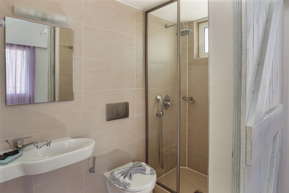 Double Room | Bathroom | Hair dryer, towels, soap, toilet paper