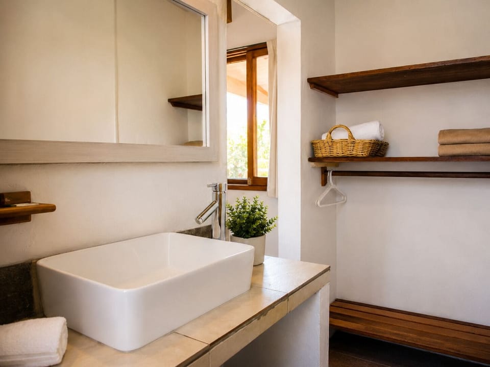 Shower, free toiletries, towels