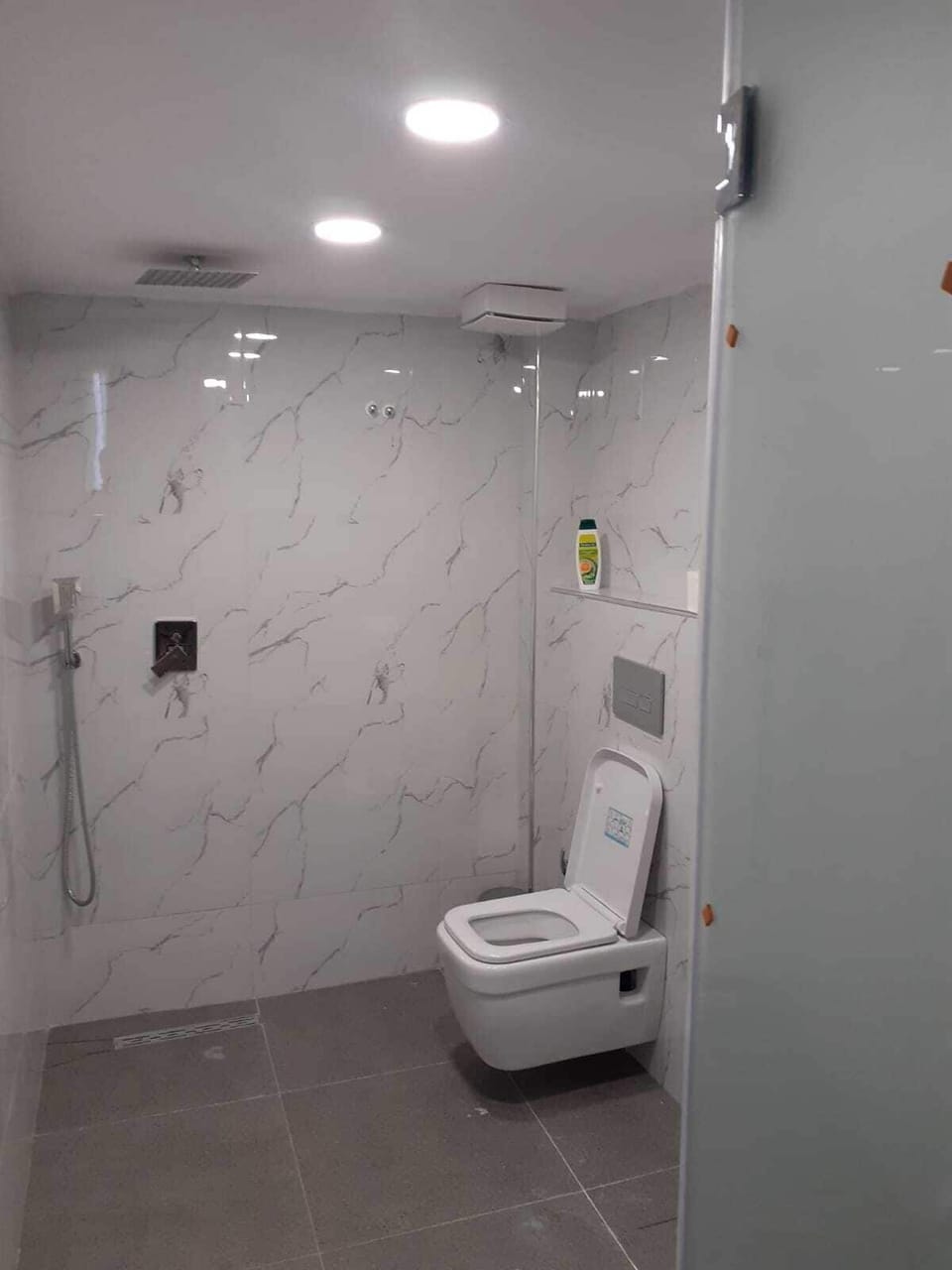 Comfort Triple Room, City View | Bathroom | Shower, hair dryer, towels, shampoo