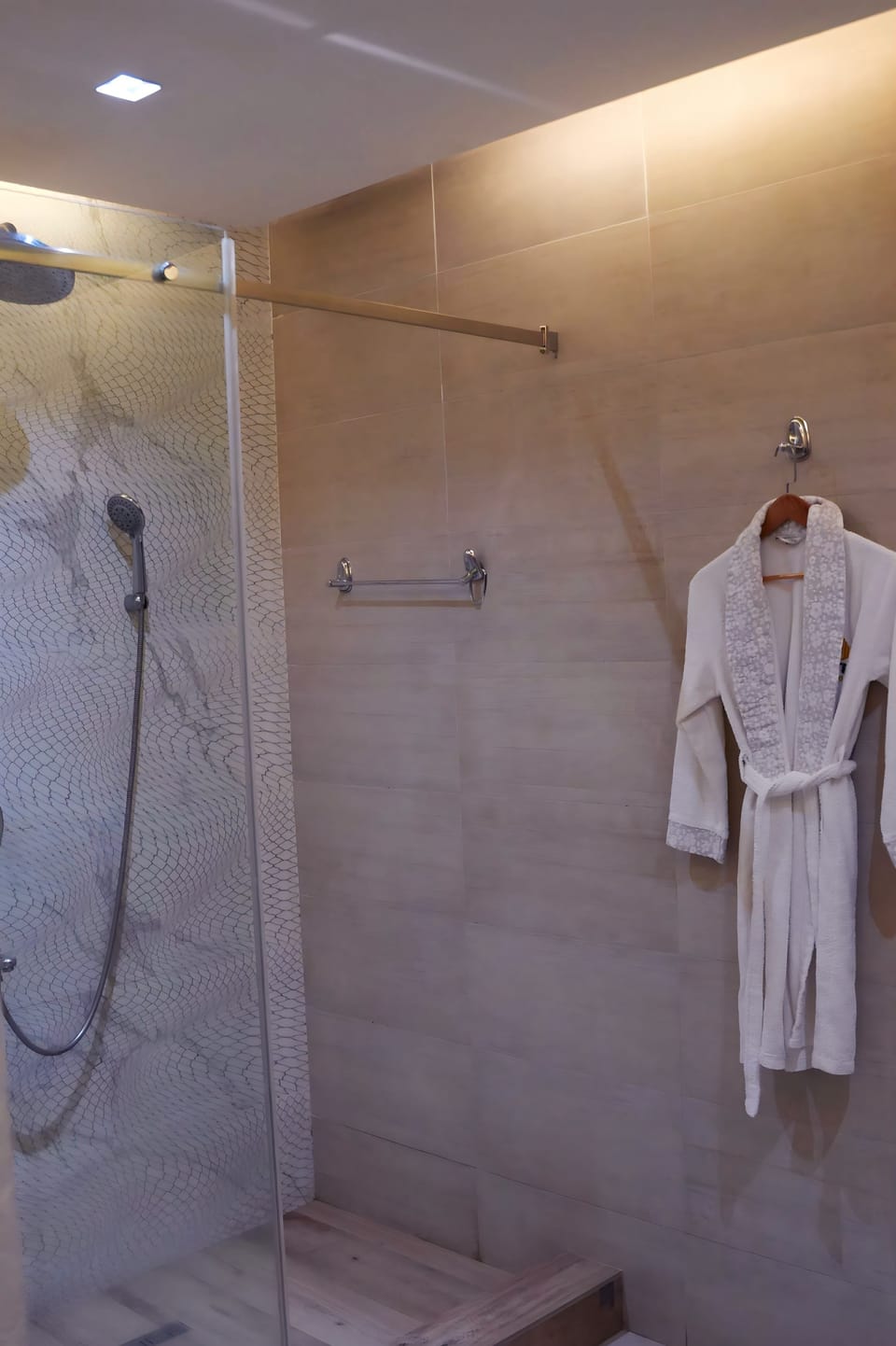 Luxury Suite, City View | Bathroom amenities