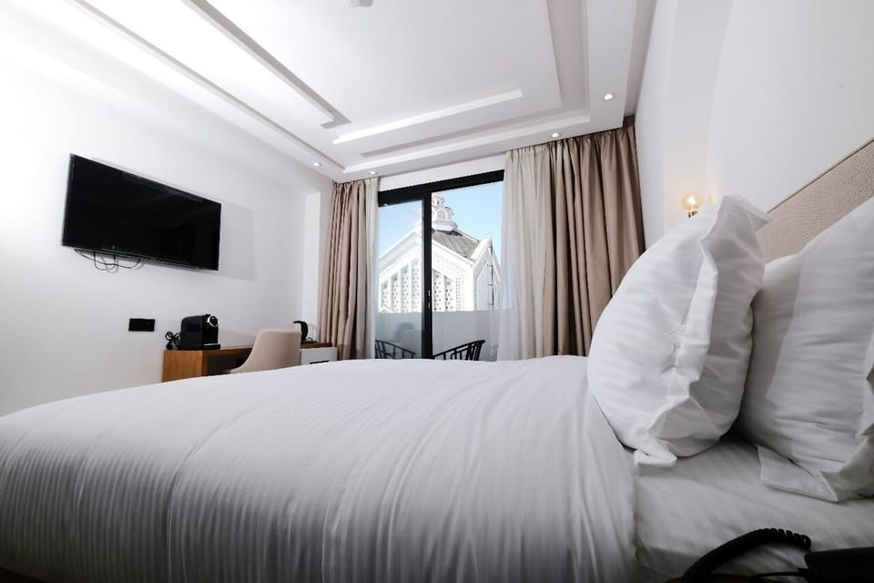 Minibar, in-room safe, iron/ironing board, free cribs/infant beds