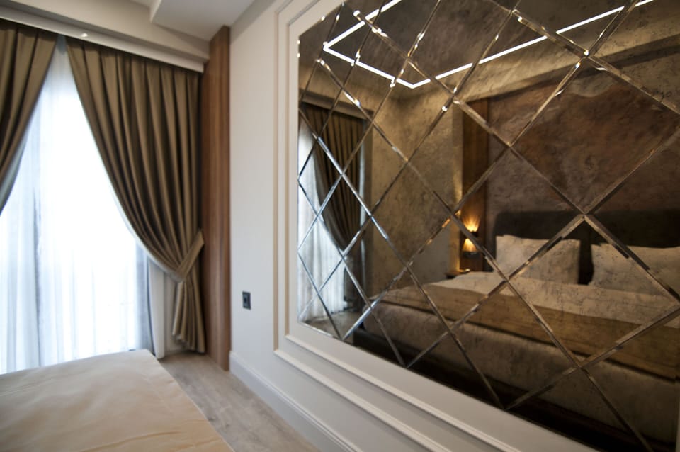 Junior Studio Suite | Hypo-allergenic bedding, minibar, in-room safe, desk