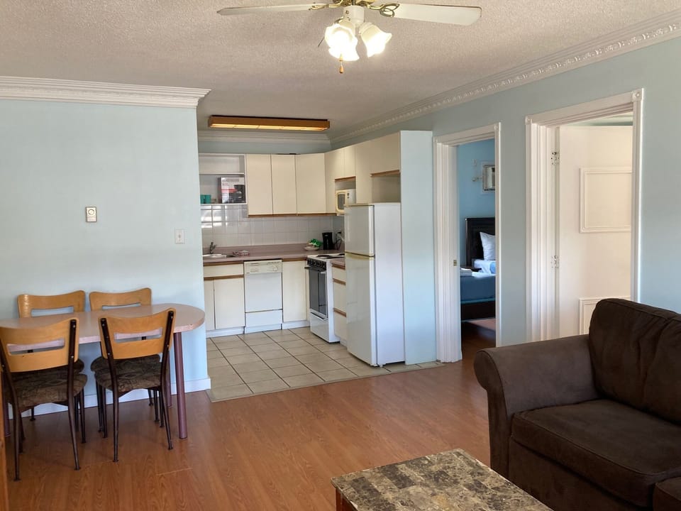 Standard Suite, 2 Bedrooms, Kitchen | In-room dining