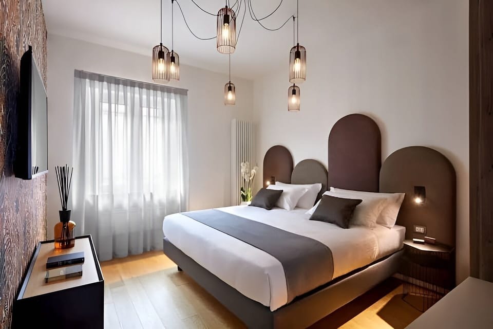 Superior Double Room, 1 King Bed, Private Bathroom, City View | In-room safe, blackout drapes, soundproofing, iron/ironing board