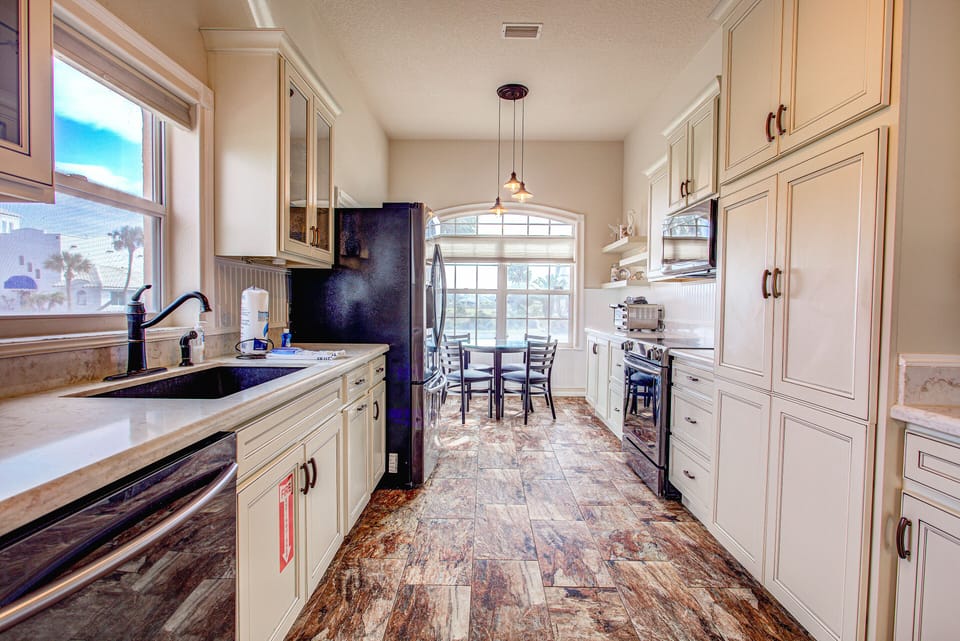 House, Multiple Beds, Pool Access, Pool View (Coral Casa) | Private kitchen
