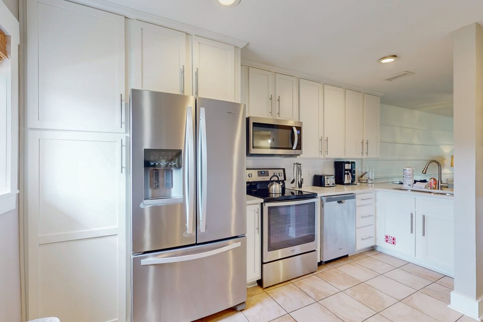 Condo, Multiple Beds, Pool Access, Pool View (Summerhouse Beach & Racquet Club #223) | Private kitchen
