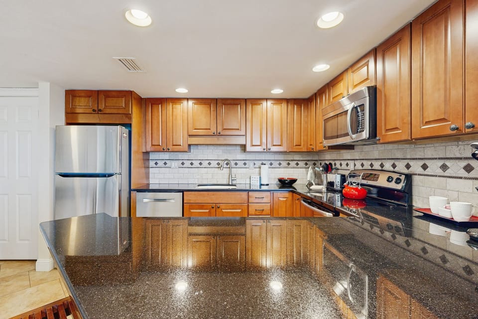 Condo, 1 King Bed with Sofa bed, Pool Access, Pool View (226 Sandcastles King Suite) | Private kitchen