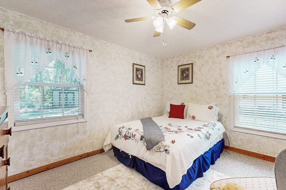 House, Multiple Beds, Patio, Garden View (4630 Whimbrel Ln) | 3 bedrooms, individually decorated, individually furnished, bed sheets
