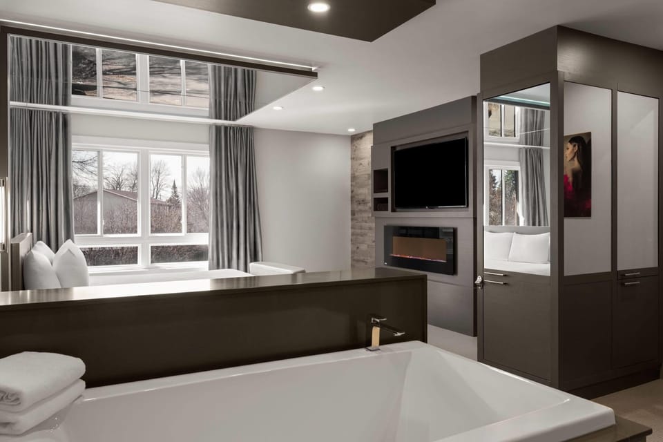Superior Suite, 1 King Bed, Non Smoking | Jetted tub