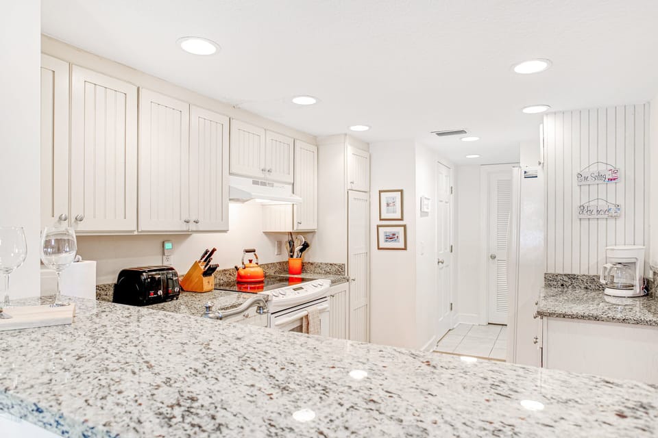 House, Multiple Beds, Pool Access, Ocean View (1411 Windsong) | Private kitchen