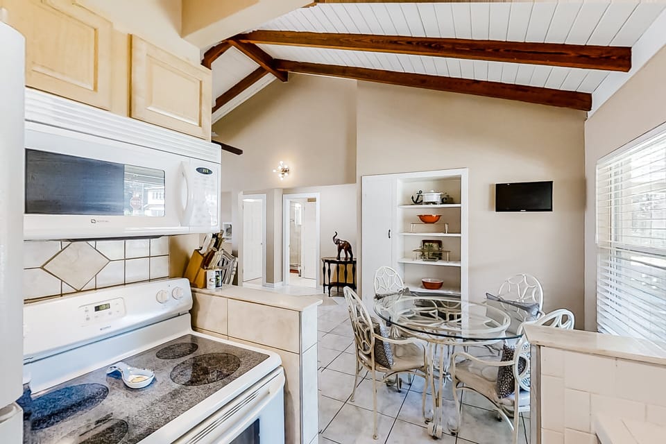 House, Multiple Beds, Patio, Garden View (American Beach Bungalow) | Private kitchen