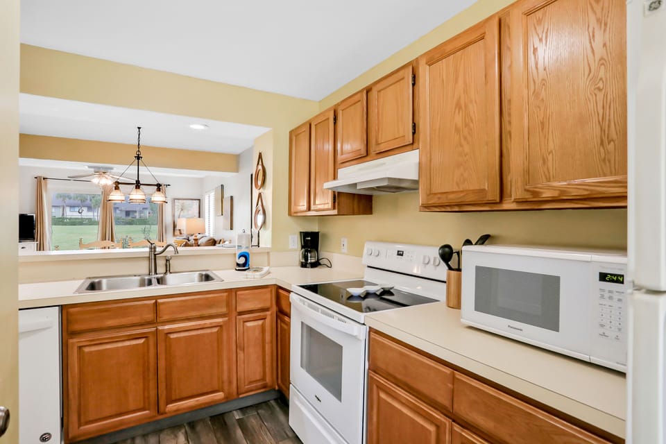 Condo, Multiple Beds, Pool Access, Pool View (Colony Reef Club II 18A) | Private kitchen