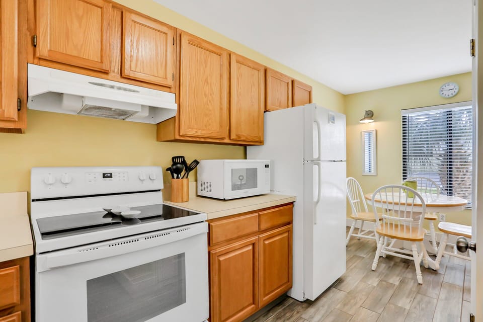 Condo, Multiple Beds, Pool Access, Pool View (Colony Reef Club II 18A) | Private kitchen