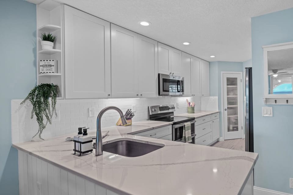 Condo, Multiple Beds, Hot Tub, Ocean View (Hibiscus Oceanfront Living) | Private kitchen