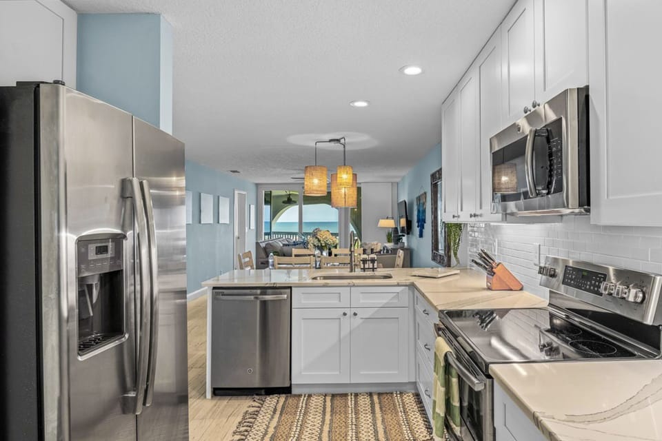 Condo, Multiple Beds, Hot Tub, Ocean View (Hibiscus Oceanfront Living) | Private kitchen