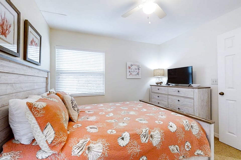 House, Multiple Beds, Patio, Pool View (309 Sailmaker) | 3 bedrooms, individually decorated, individually furnished, bed sheets