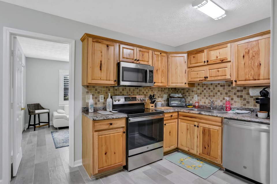 House, Multiple Beds, Patio, Garden View (4636 Whimbrel Lane) | Private kitchen
