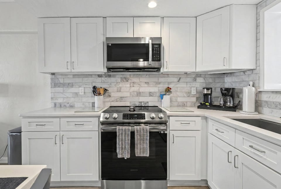 Condo, Multiple Beds, Balcony, Ocean View (Sunshine and a View) | Private kitchen