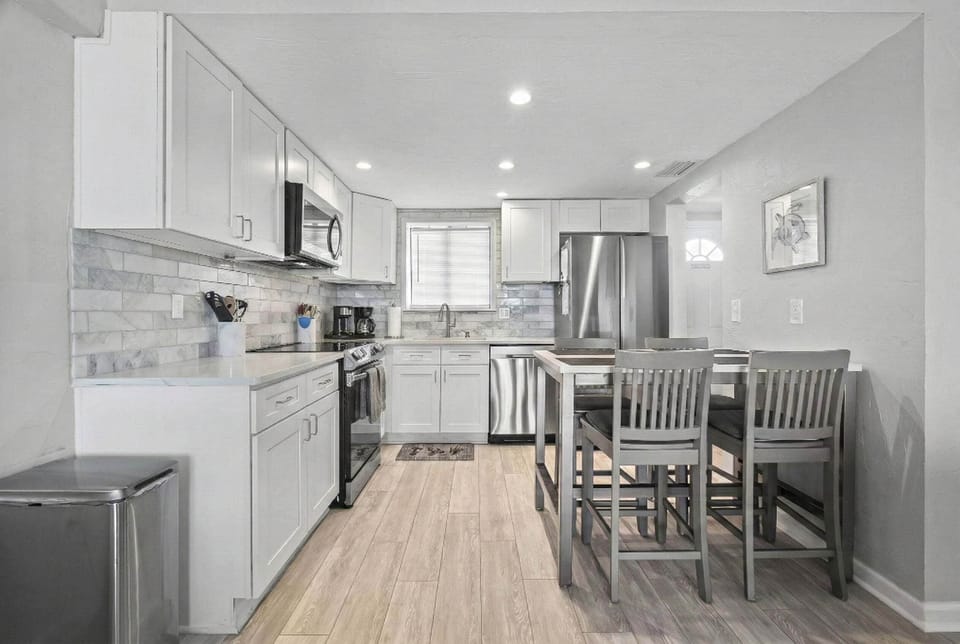 Condo, Multiple Beds, Balcony, Ocean View (Sunshine and a View) | Private kitchen