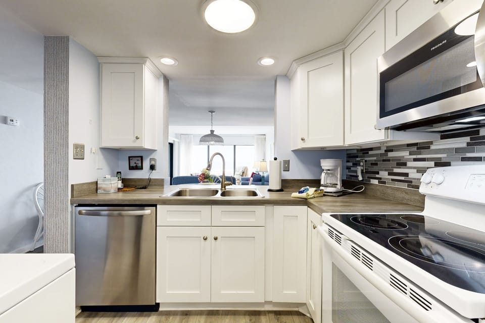 Condo, 1 King Bed with Sofa bed, Patio, Pool View (C114 Amelia Surf and Racquet) | Private kitchen