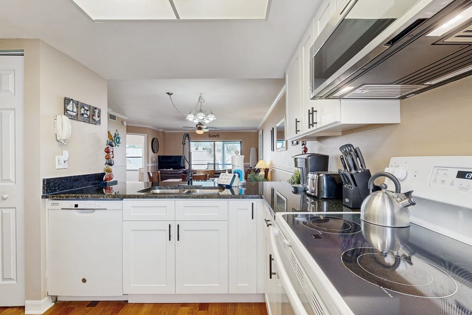 Condo, Multiple Beds, Hot Tub, Pool View (Ocean Village L15) | Private kitchen