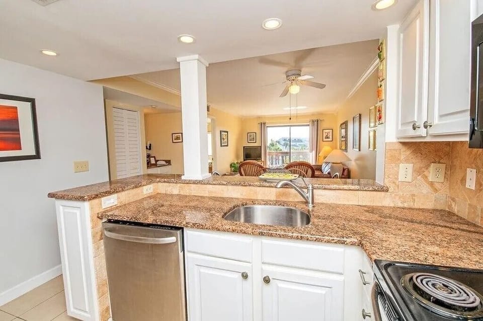 Condo, Multiple Beds, Pool Access, Pool View (Dolphin Dunes) | Private kitchen