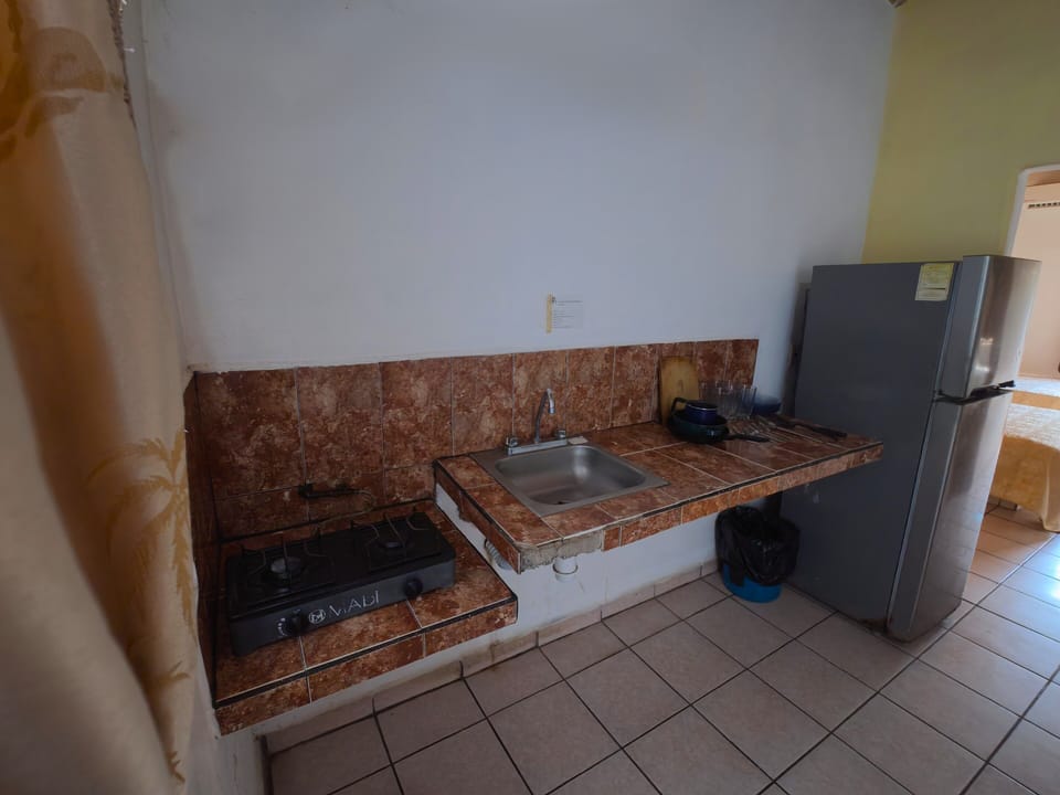 Bungalow estándar 4 camas | Private kitchen | Full-size fridge, stovetop, cookware/dishes/utensils