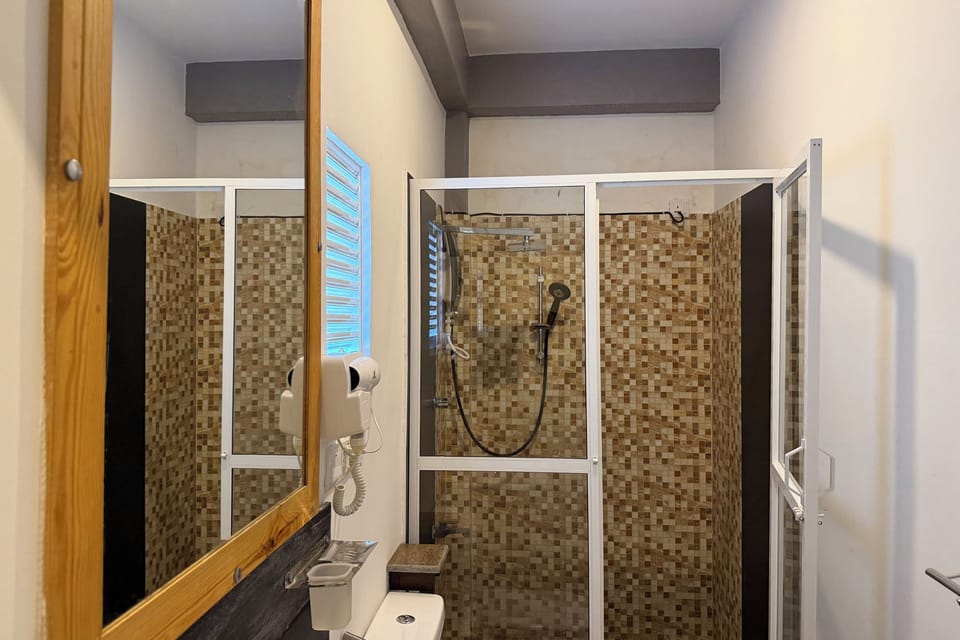 Comfort Triple Room, Courtyard View | Bathroom | Shower, free toiletries, hair dryer, slippers