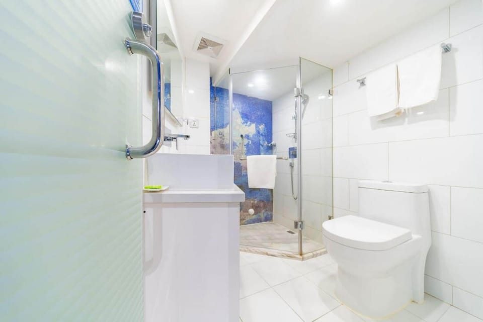 Cozy King Room | Bathroom | Shower, hair dryer, slippers, towels