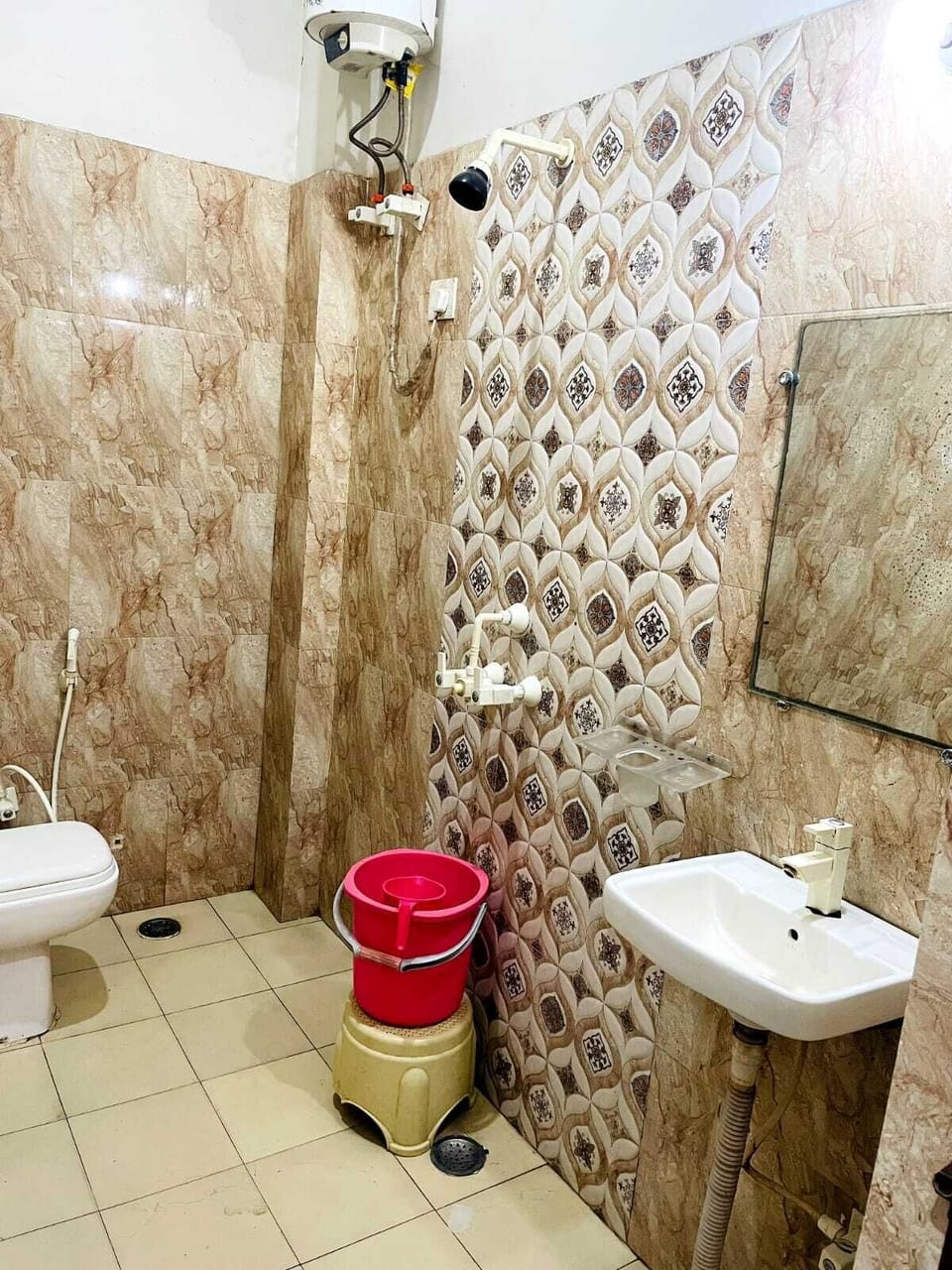 Deluxe Triple Room | Bathroom | Shower, towels, soap, shampoo
