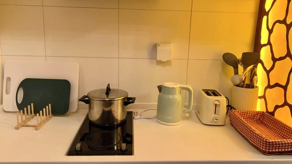 Junior Suite, City View | Private kitchen | Microwave, stovetop, cookware/dishes/utensils