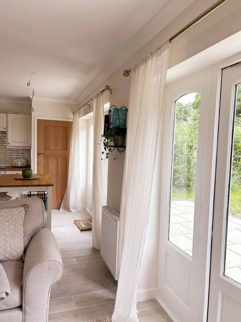 House, 2 Bedrooms, Balcony | Living room | Books