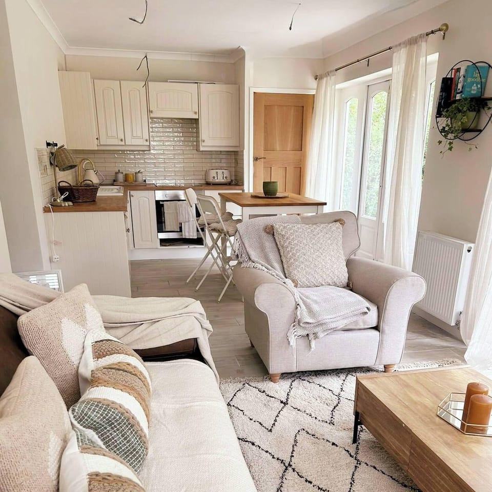 House, 2 Bedrooms, Balcony | Living room | Books